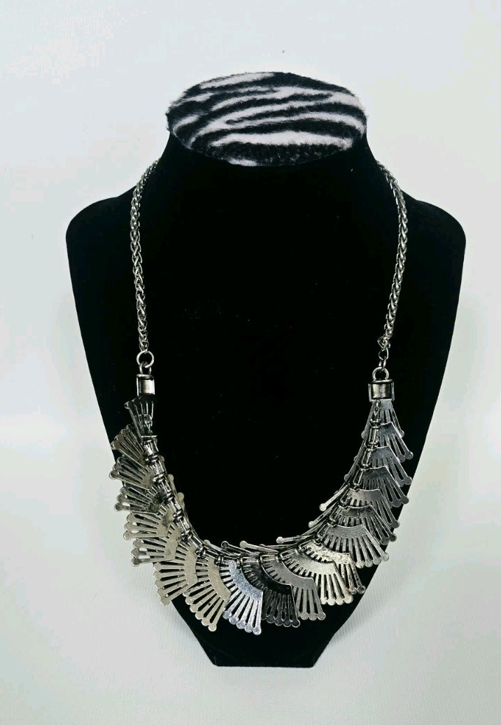 Unbrended Art Deco Silvertone Metal Chain Statement Necklace 20-23″