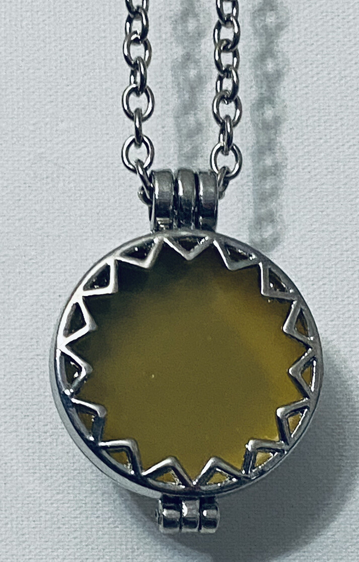 Glow in The Dark Filigree Jewelry Necklace + Pendant 18″ Silver Tone NWOT