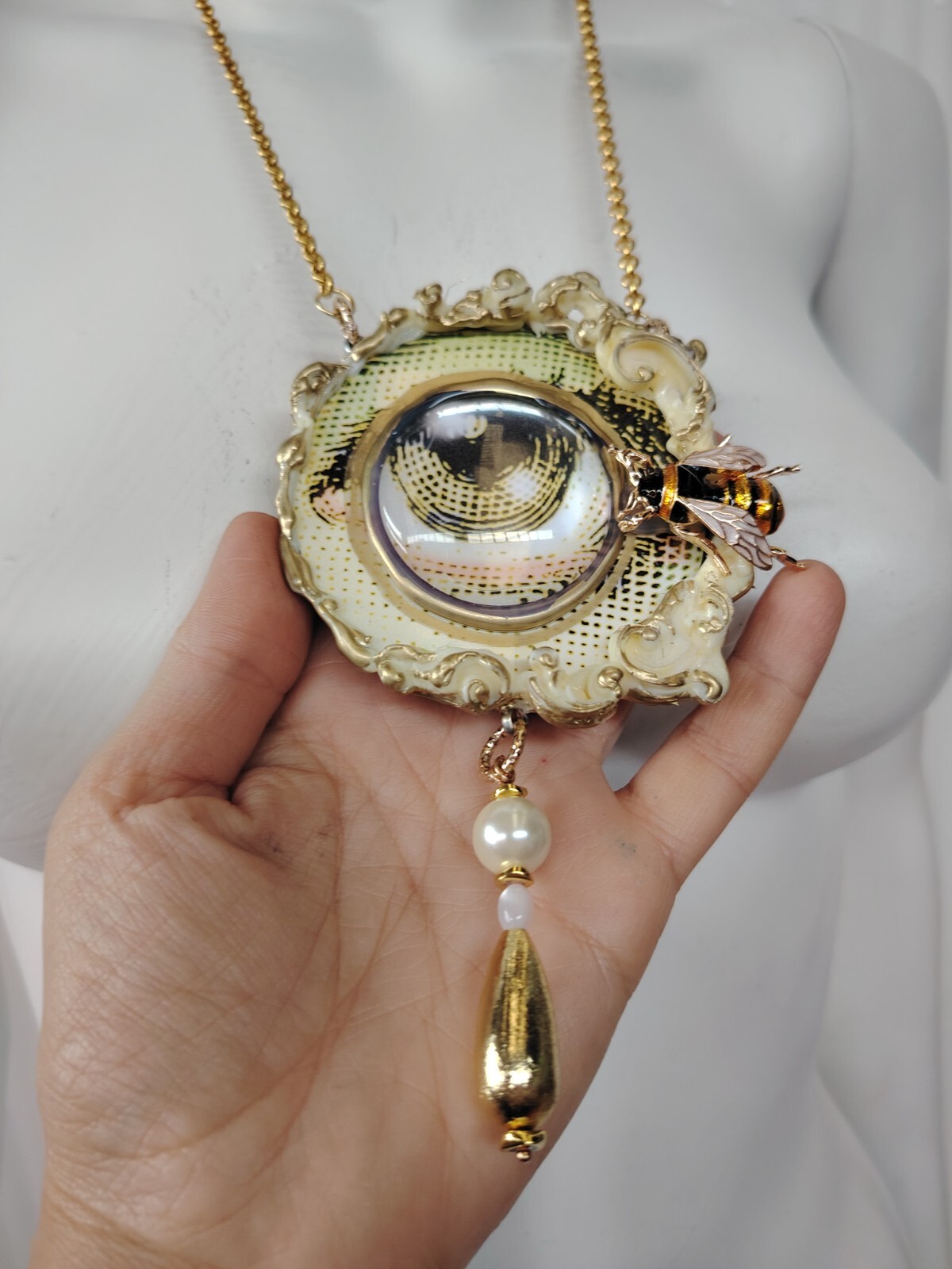 Luxury Jewellery Woman Jewel Necklace Pendant Honey Bee Nest Magic Eye Jewelry
