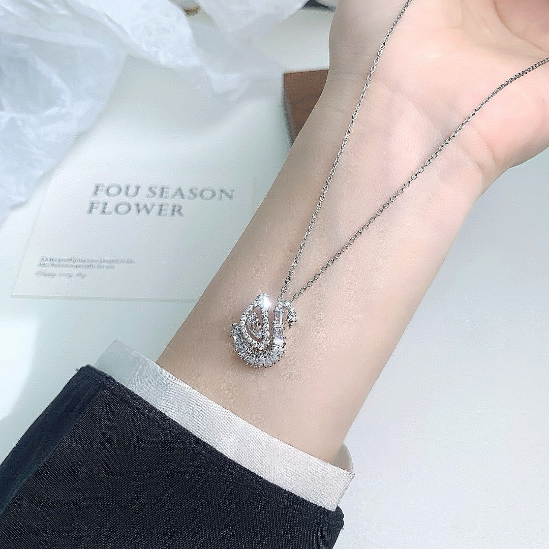 Swarovski graduation Swan Necklace, a luxurious and versatile clavicle chain