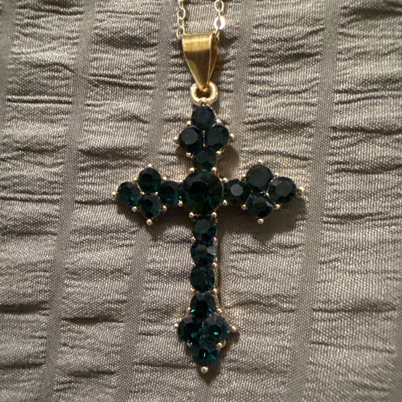 Dark Green Stones Colored On A Gold Copper Cross Oval Link Pendant Necklace