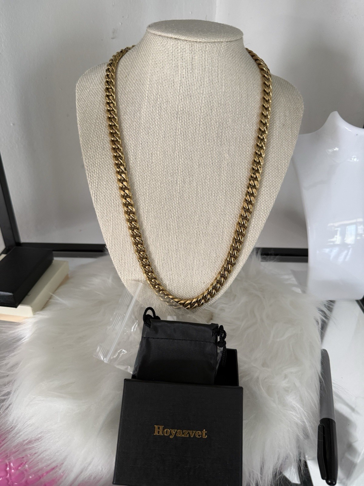Hoyazvet Gold Tone Cuban Link Chain Necklace No Stone Undated Era with Gift Box