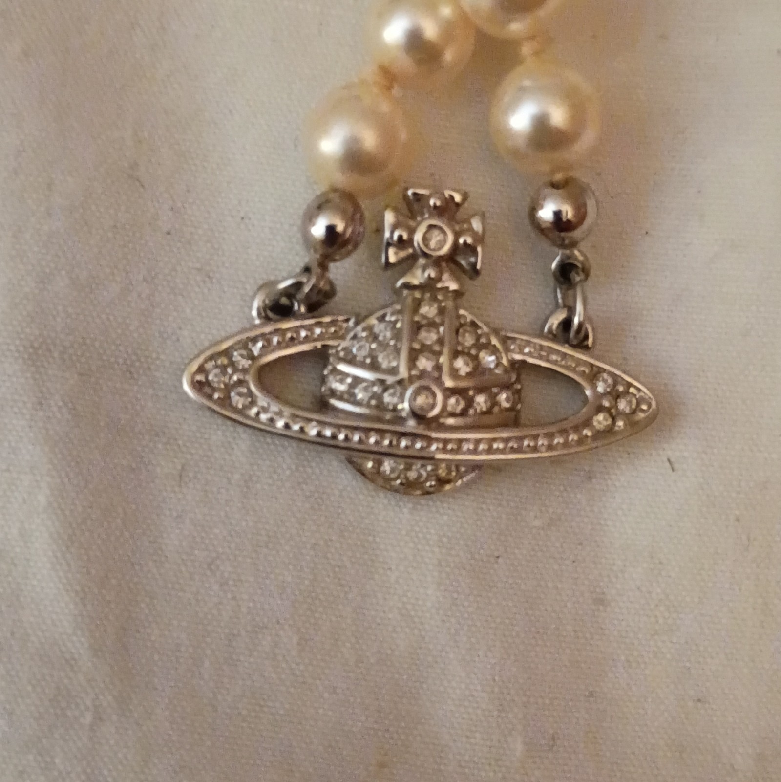 Vivienne Westwood Signed Cream Pearl Beaded Orb Charm Pendant Necklace Silver