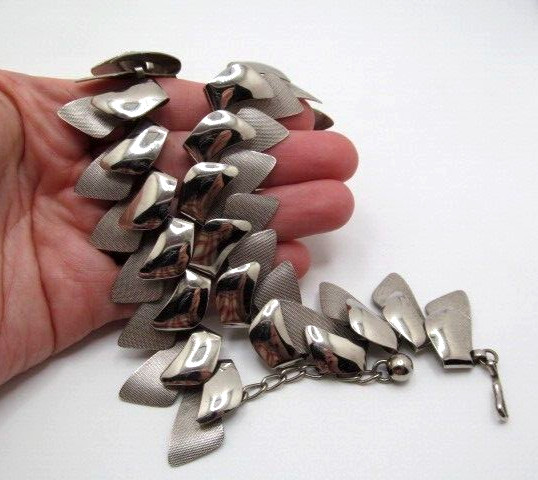 Vintage Napier Silver Tone Shiny & Texture Fold Over Spike Bold Necklace