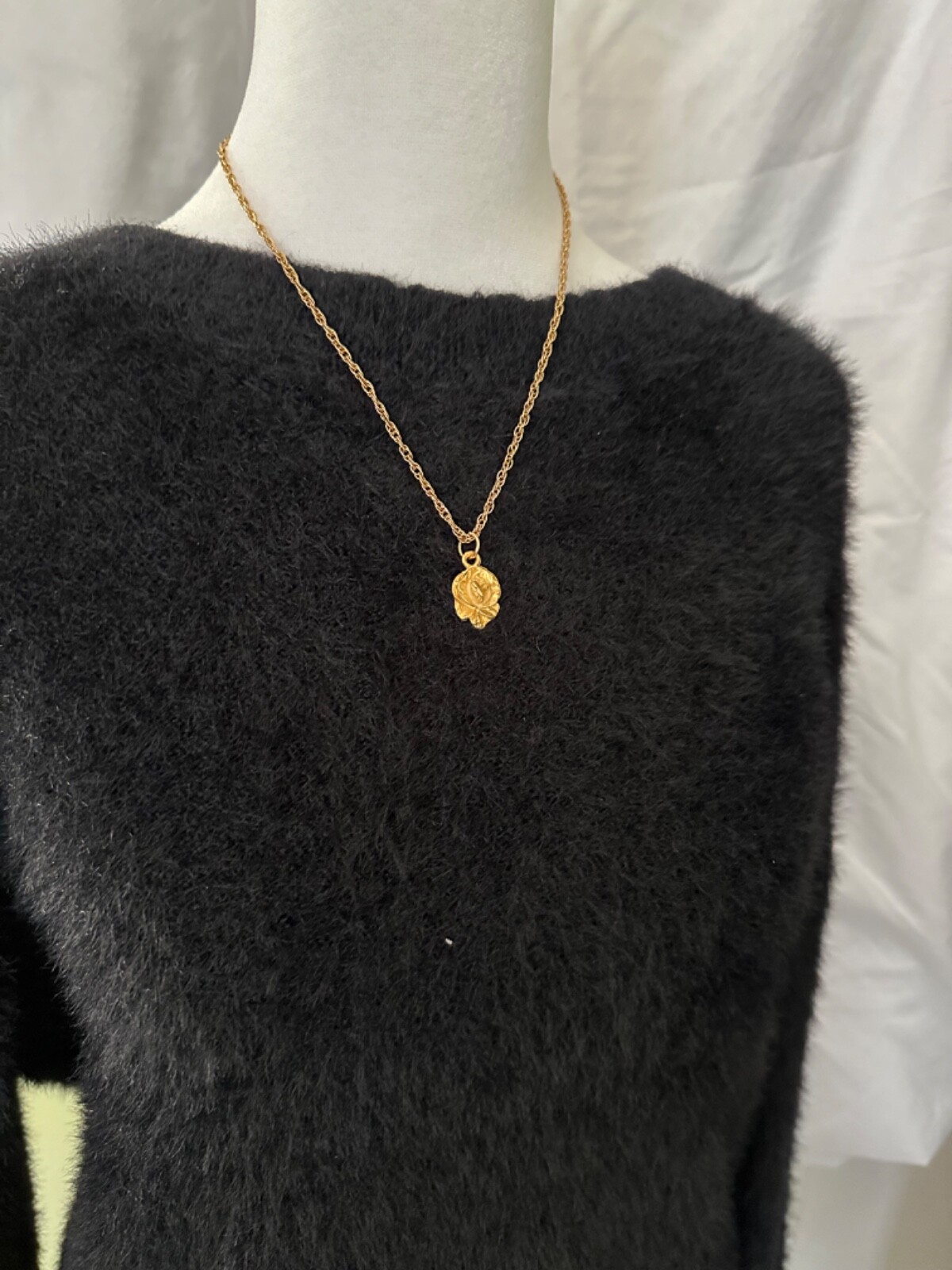 Women’s Gold Tone Chain and Rose Pendent 10″ Long Chain No Mark Very Good Condit