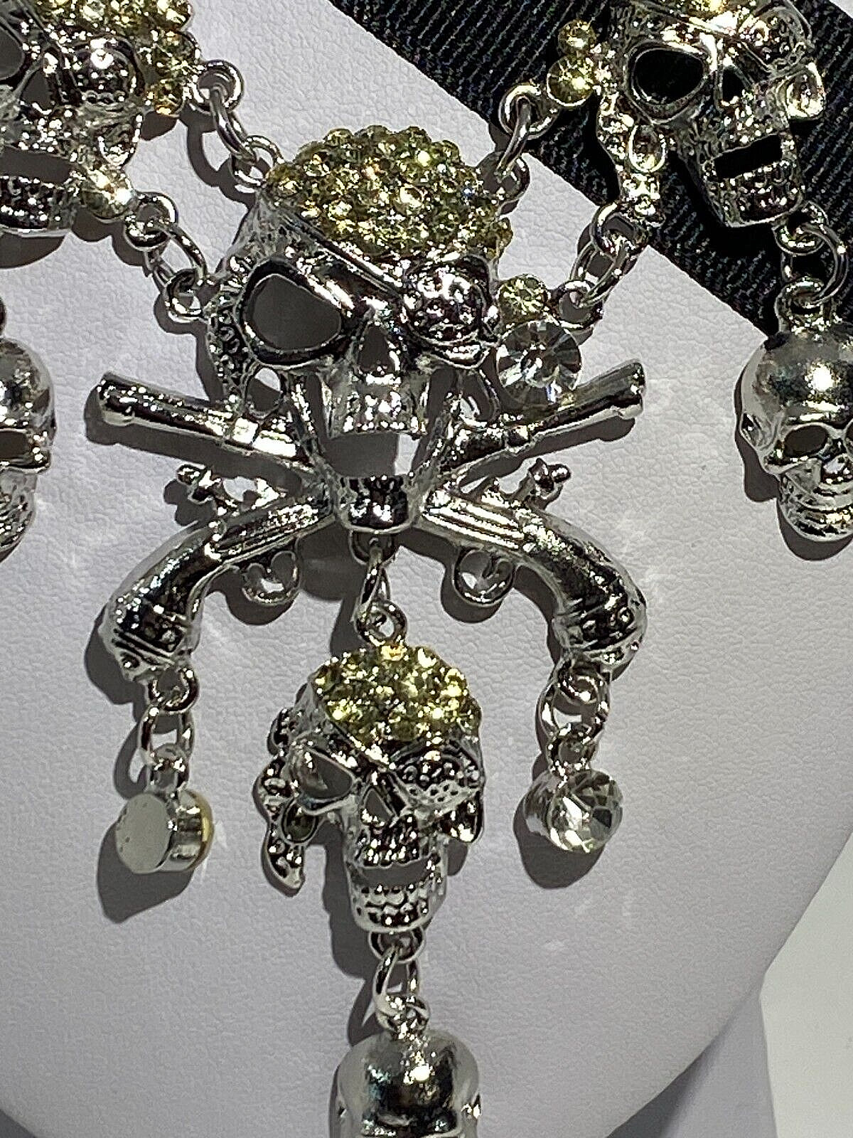 SKULLS PIRATE SKULLS CROSSED PISTOLS MAGNIFICENT SILVER PLATED NECKLACE