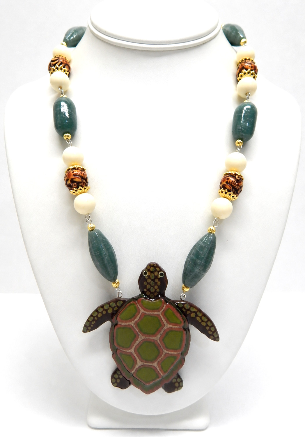SIGNED ECHO & HARA GLASS, RESIN & ACRYLIC BEAD SEA TURTLE PENDANT NECKLACE 20″