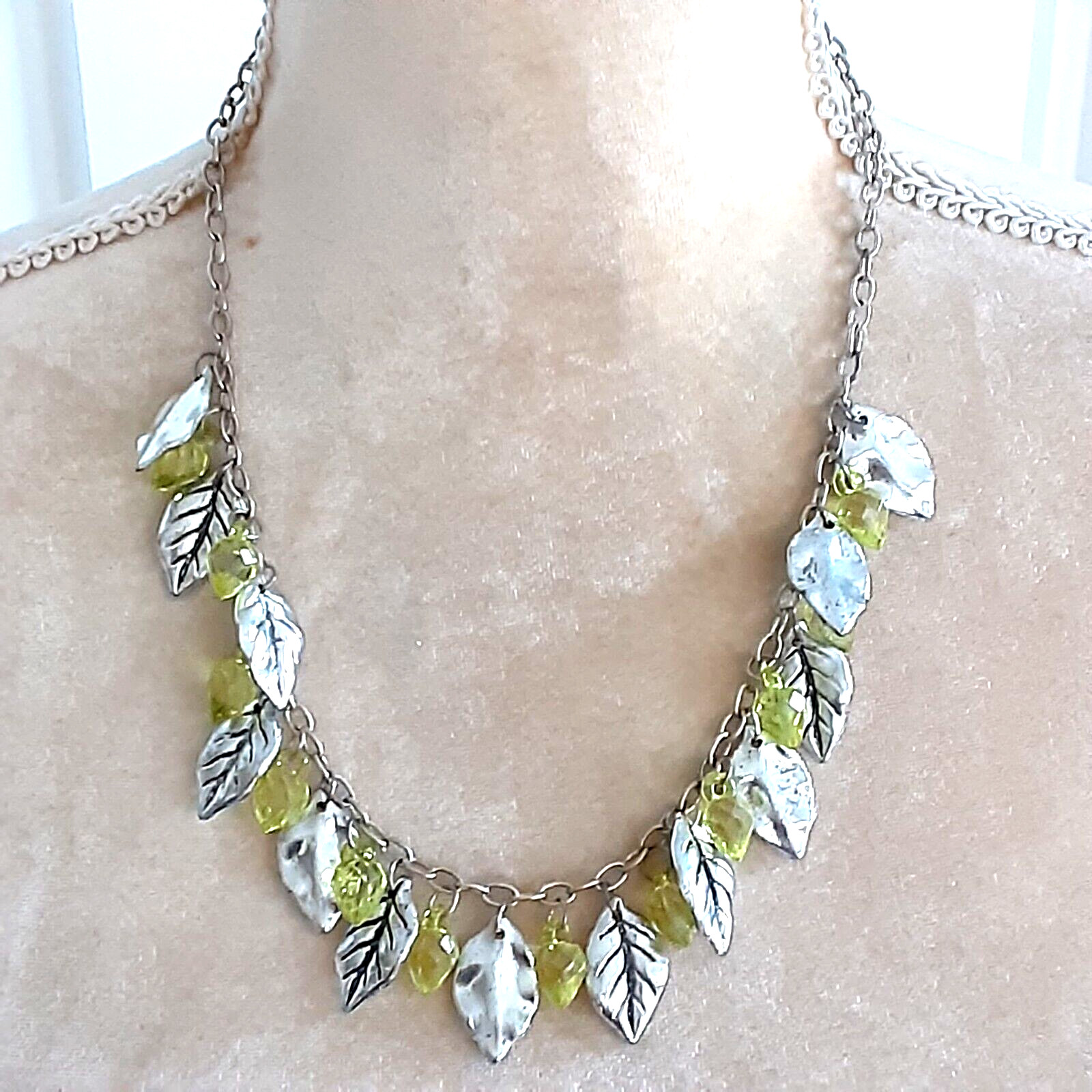 Lightweight acrylic 20″ green silver tone leaf shaped necklace nature