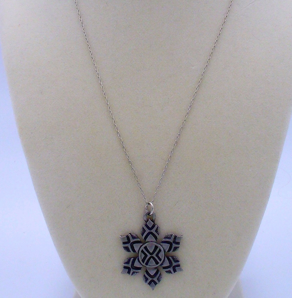 Necklace with Snowflake Pendant Silver Tone 20″