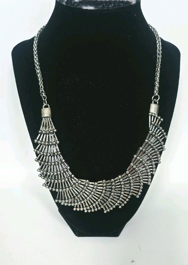 Unbrended Art Deco Silvertone Metal Chain Statement Necklace 20-23″