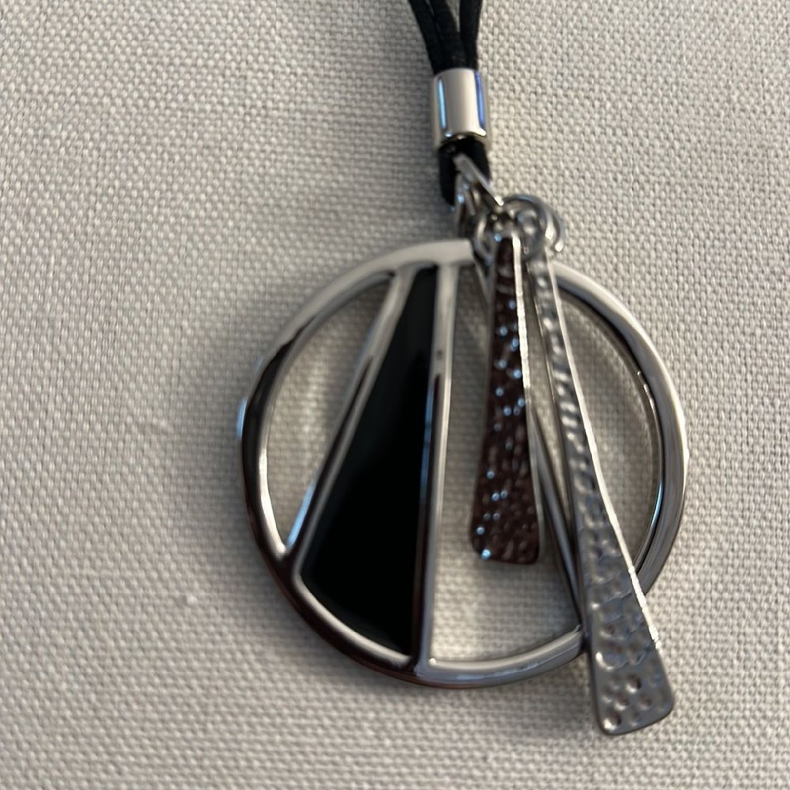 Women Chico’s 18 inch Classic beauty radiates Silver Tone Pendant Necklace
