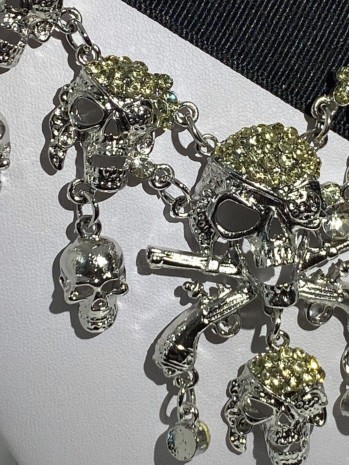 SKULLS PIRATE SKULLS CROSSED PISTOLS MAGNIFICENT SILVER PLATED NECKLACE