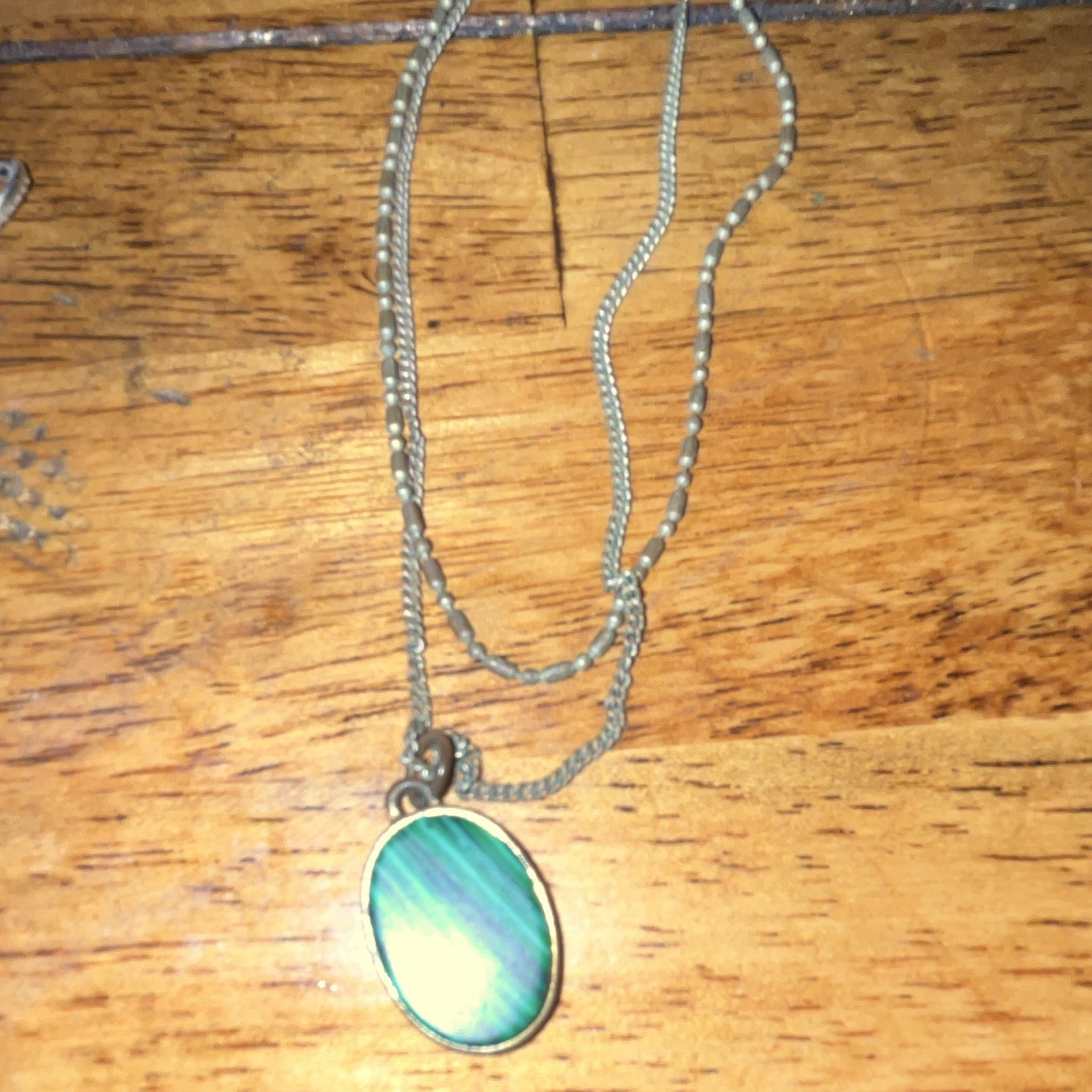 This vintage 1960’s necklace features an oval malachite pendant