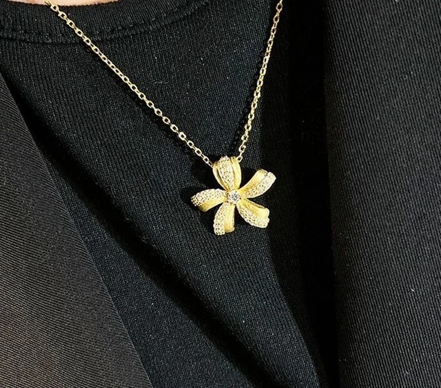 2Ct Round Cut Simulated Diamond Women’s Flower Pendant In 14K Yellow Gold Plated
