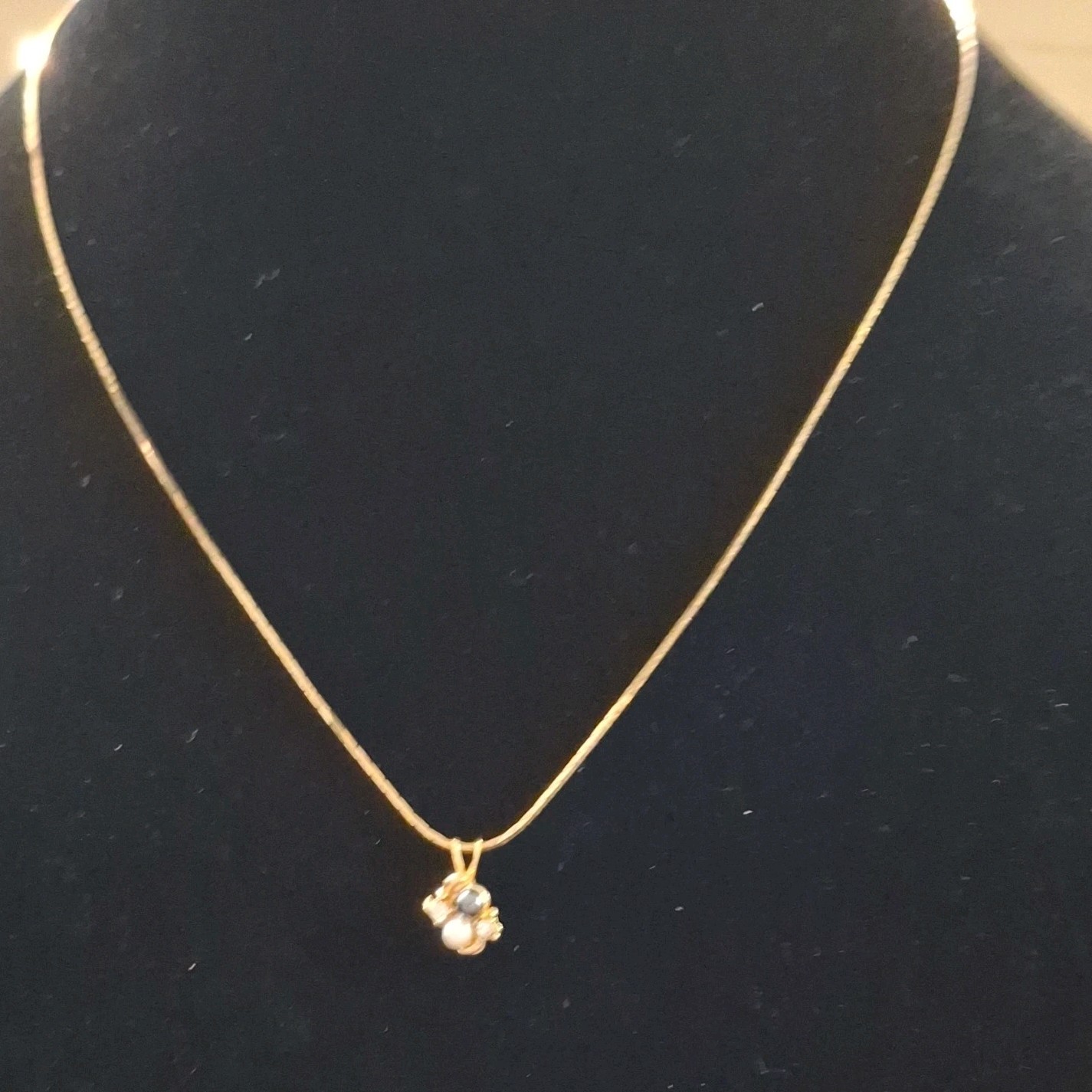 Gold Tone Necklace White Pearl Round Pendant Spring Ring Closure Undated Jewelry