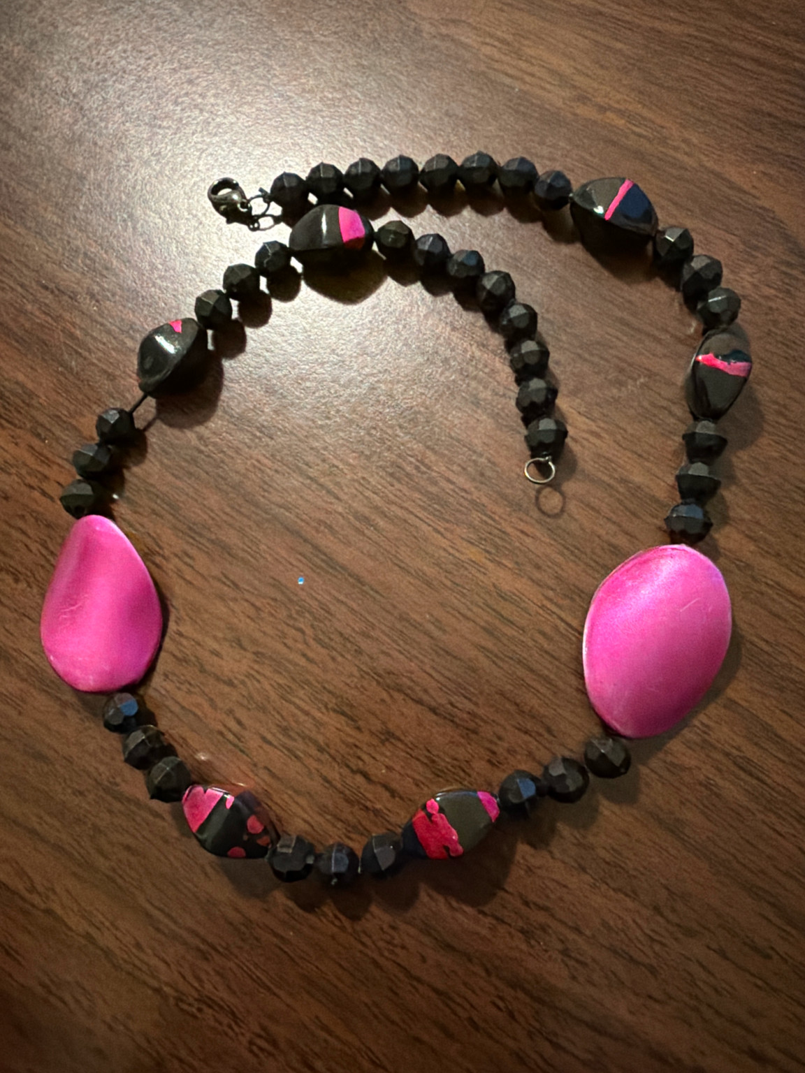 Fun, bold vintage beaded necklace. Faceted acrylic, metal and resin beads.