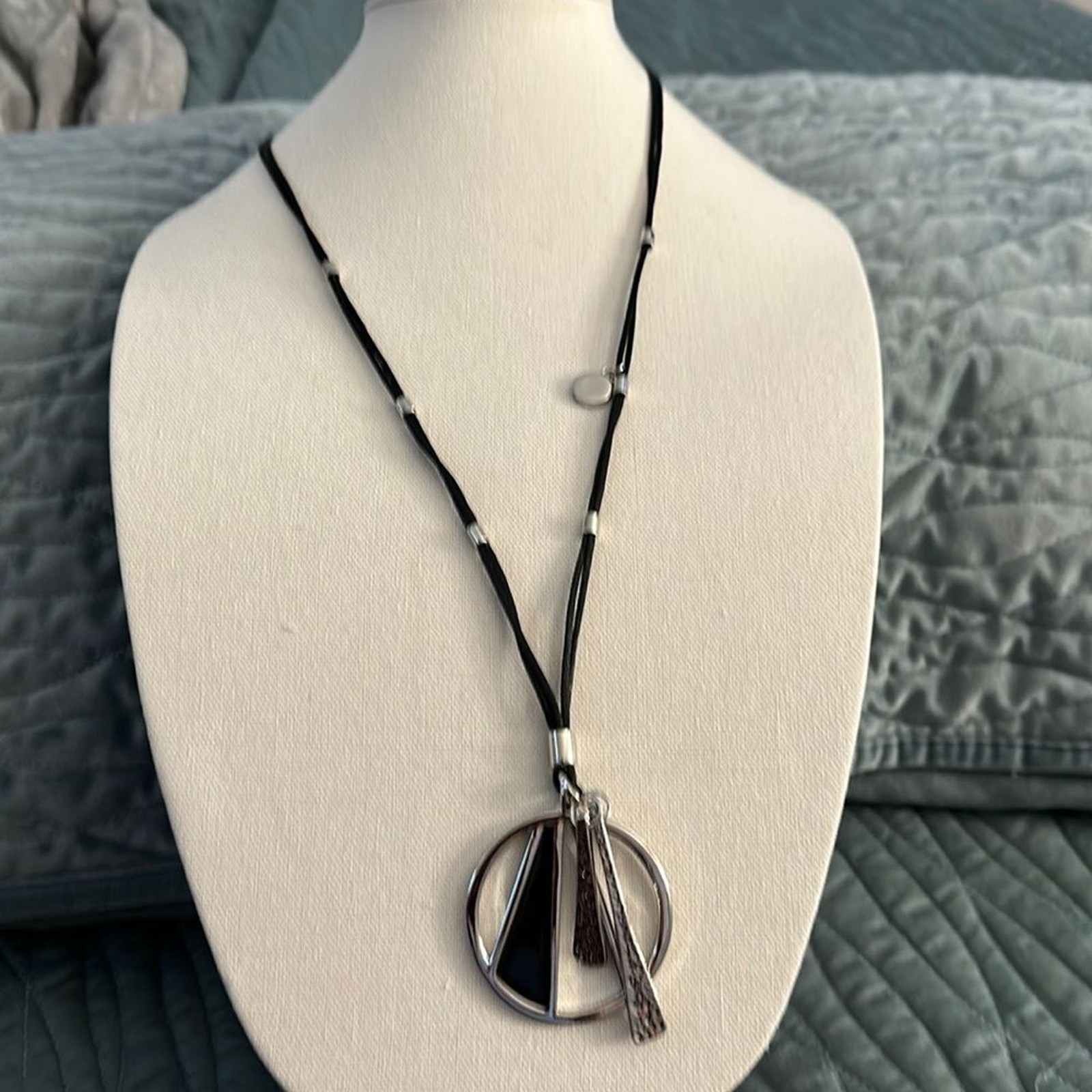 Women Chico’s 18 inch Classic beauty radiates Silver Tone Pendant Necklace
