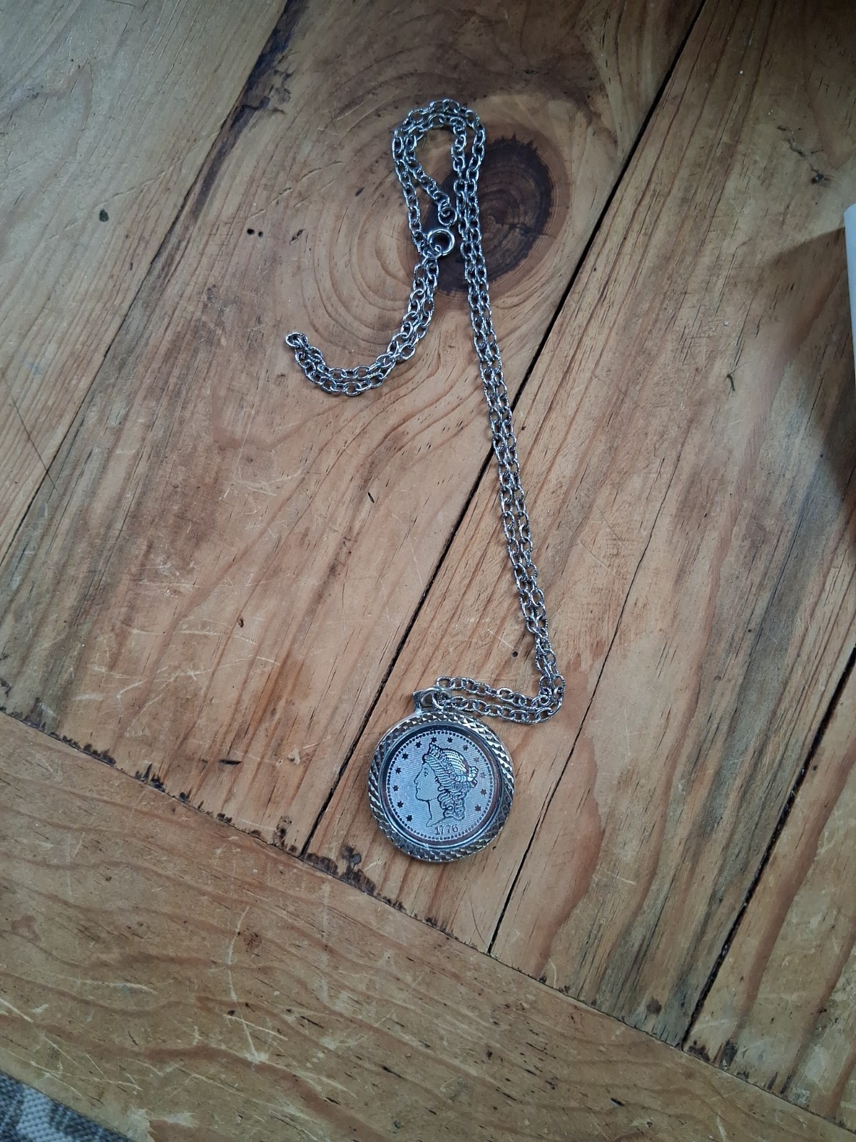 Vtg Commemorative 1776 Replica Liberty $20 Coin Silvertone 24″ Chain Necklace