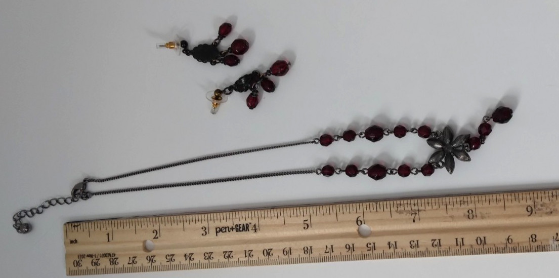 Lot Of 6 Fashion Necklaces Mixed Metals Materials Various Designs