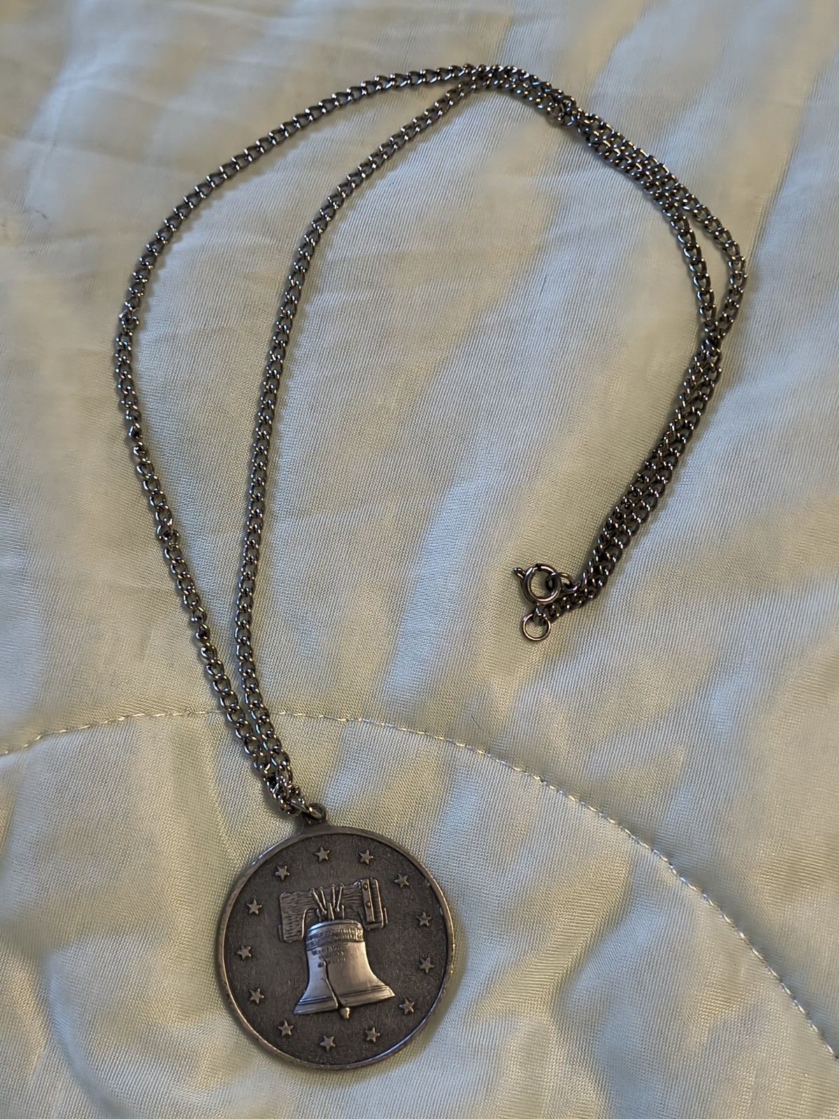 Vintage “Spirit of ’76” Bicentennial pewter-colored coin pendant Silver Chain