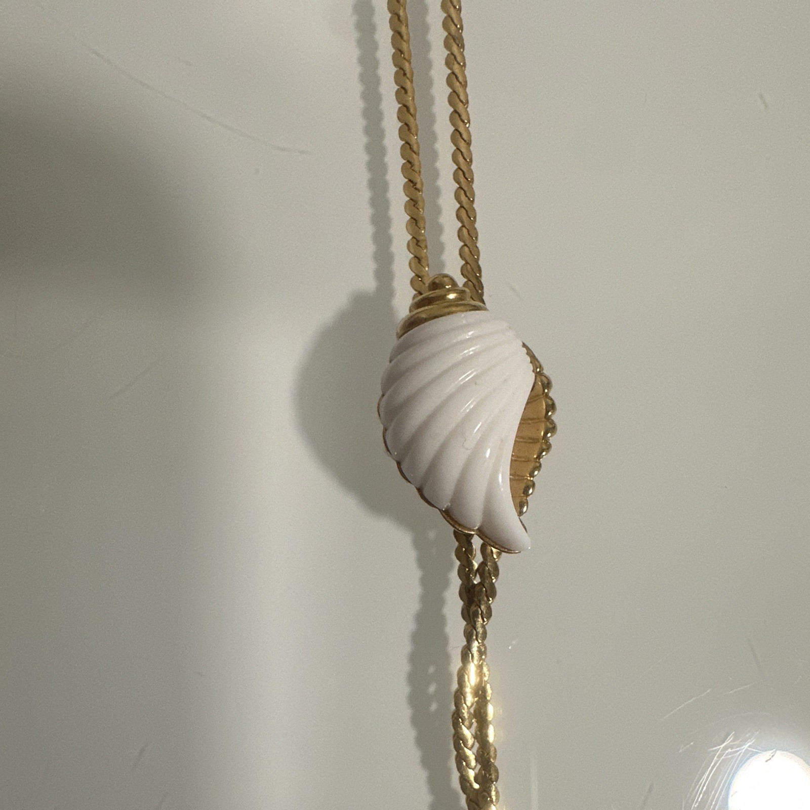 Avon Gold Tone Rope Chain Necklace White Shell Charm Pendant Spring Ring