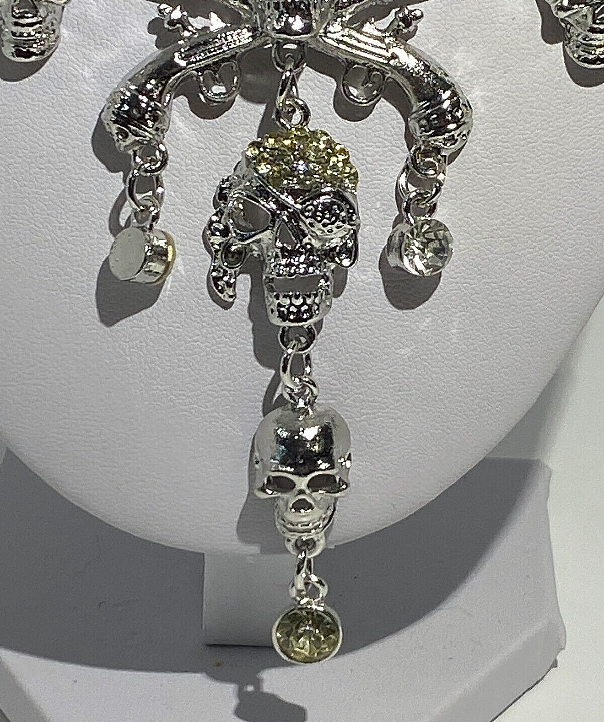 SKULLS PIRATE SKULLS CROSSED PISTOLS MAGNIFICENT SILVER PLATED NECKLACE