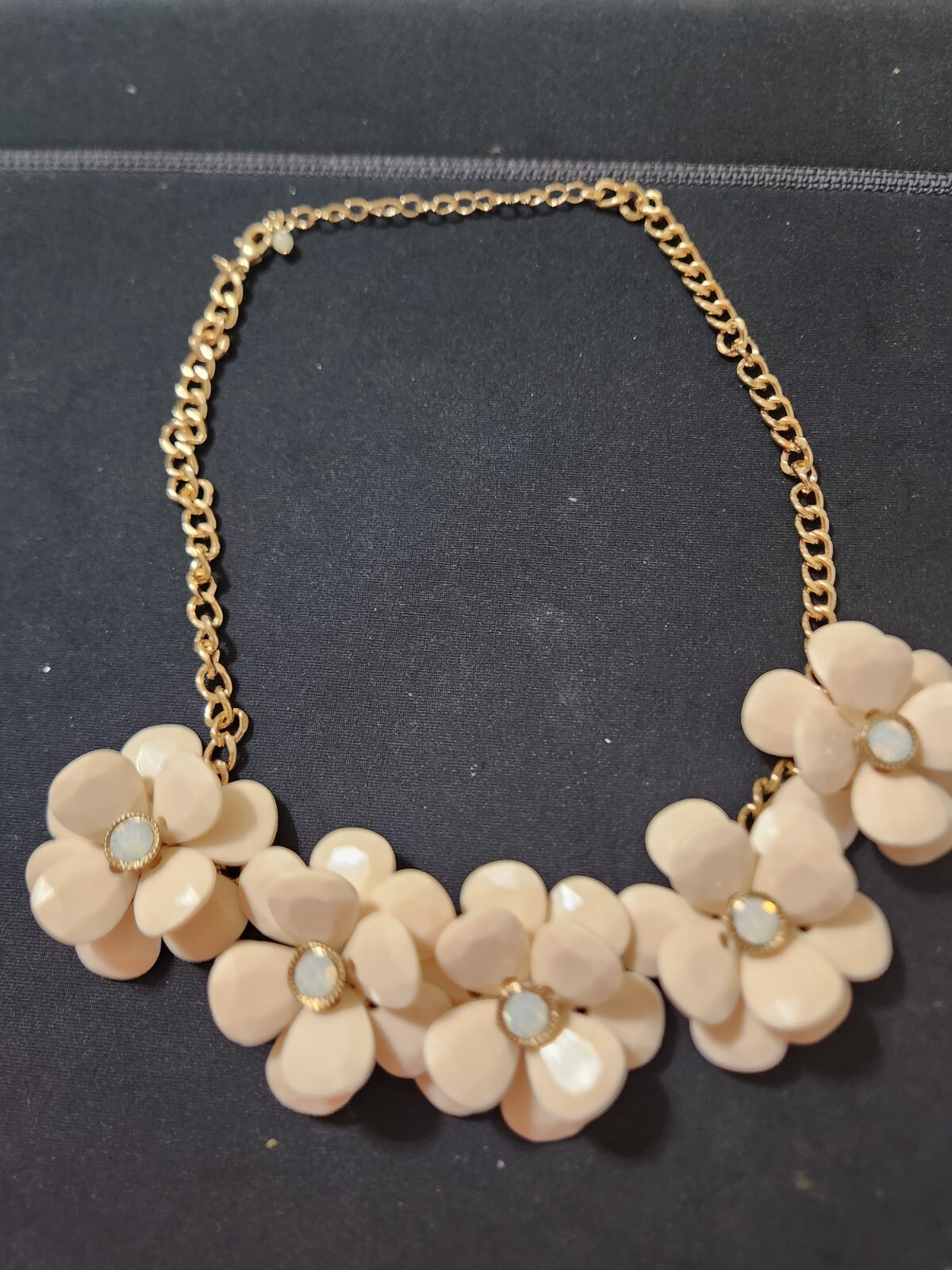 Merona Flower Sratement Necklace Cream Color Flowers Rhinestone Centers 18″ Vtg