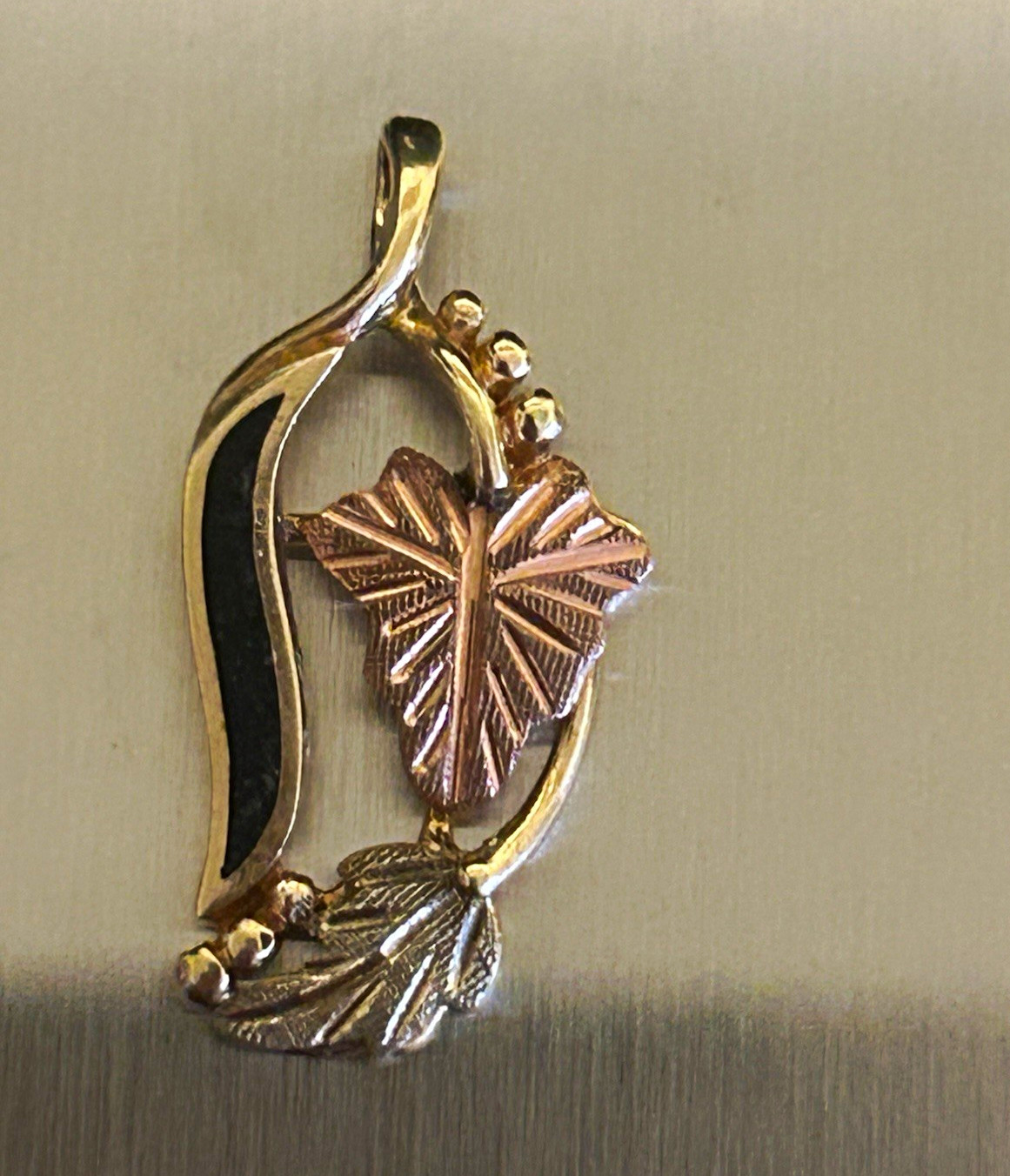 Vintage CCo Blk Hills Gold necklace with tri-color gold leaves and Blk onyx 10in