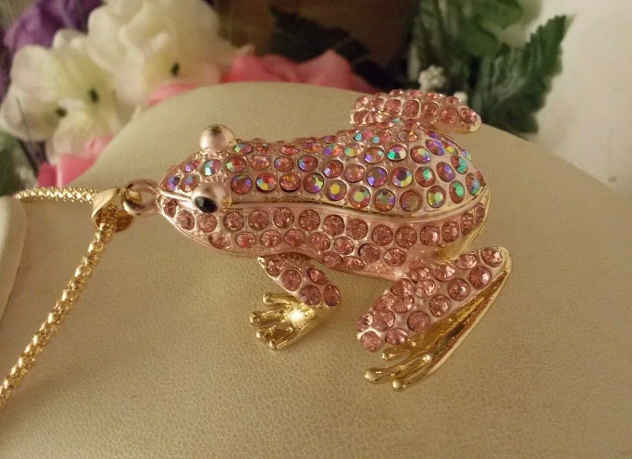 BETSEY JOHNSON ADORABLE PINK CRYSTAL INLAY FROG PENDANT CHAIN NECKLACE
