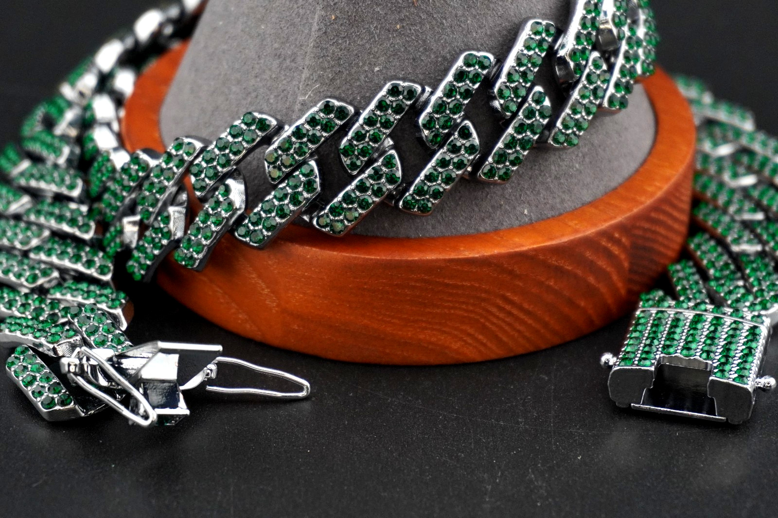 Neckless – Emerald Green/Chrome 24″ Neckless Cuban Bling with 3 Locks (NEW)