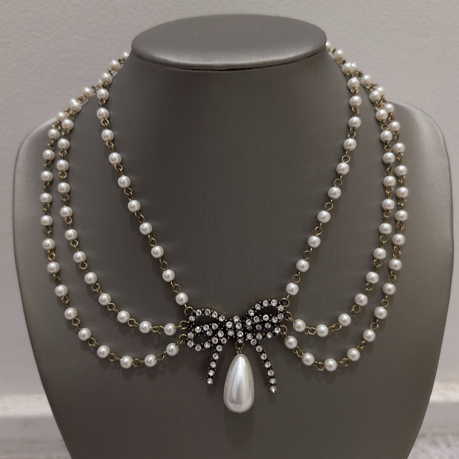 Oscar de la Renta Faux Pearl Rhinestone Bow Statement Necklace Signed 17in