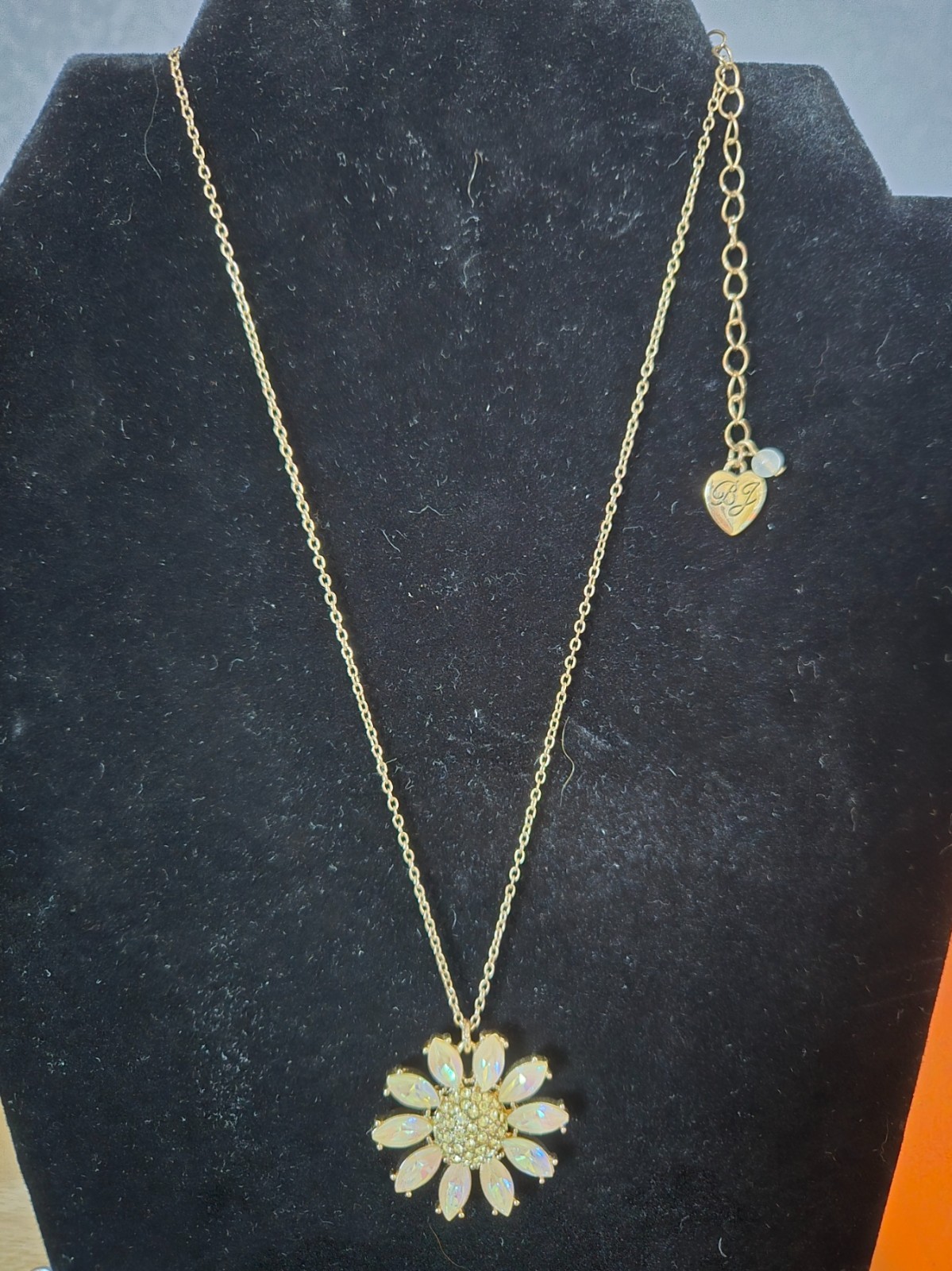 Betsey Johnson Gold/Iridescent Opal Daisy Flower Pendant Necklace Vintage