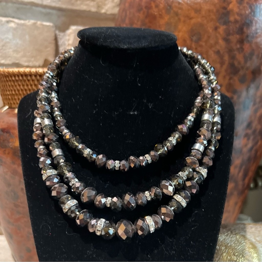GUC- Iridescent beautiful 3 strand necklace with a fold over clasp.