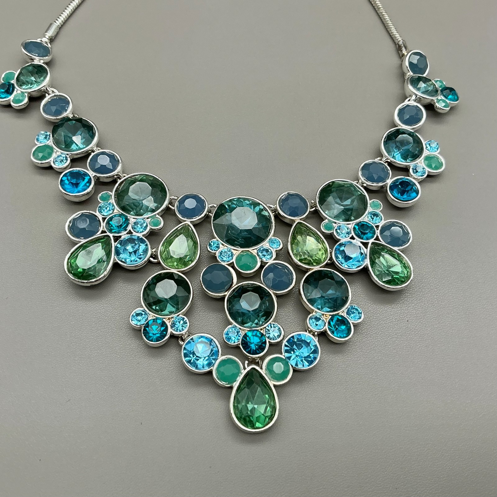 Nine West Necklace 18″ Blue Green Crystal Statement Bib Silver Tone Adjustable