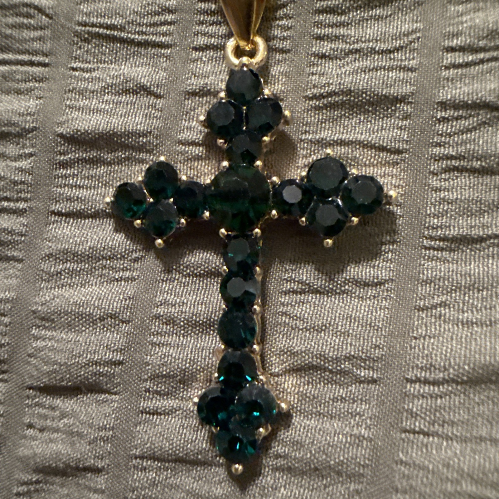 Dark Green Stones Colored On A Gold Copper Cross Oval Link Pendant Necklace