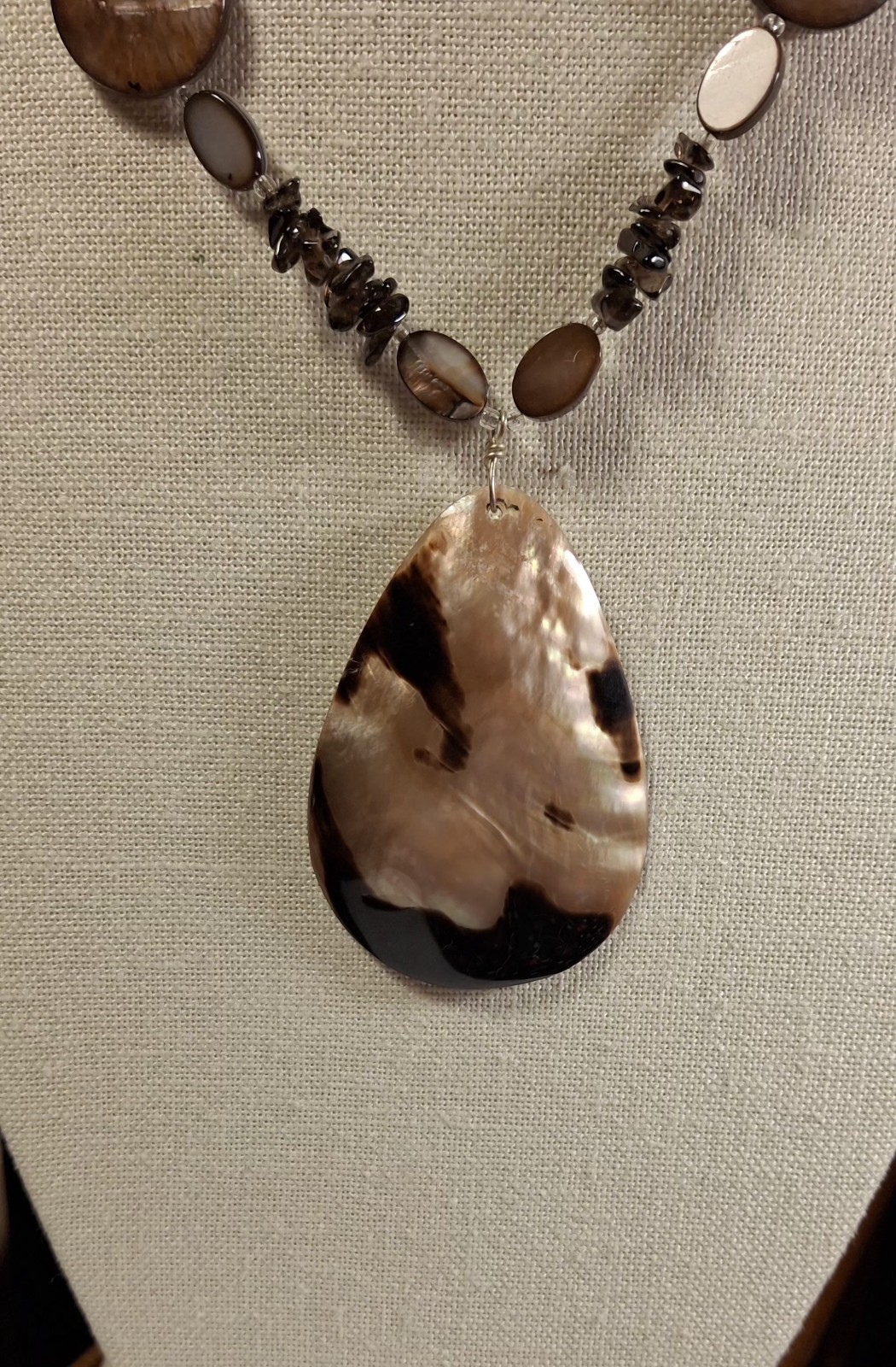 Pre-owned no brand tan/brown MOP shell pendant necklace