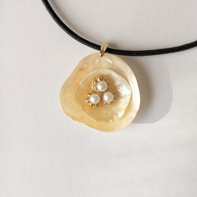 Handmade Japanese Shell Flower Pendant Necklace, Adjustable Boho Coastal Choker
