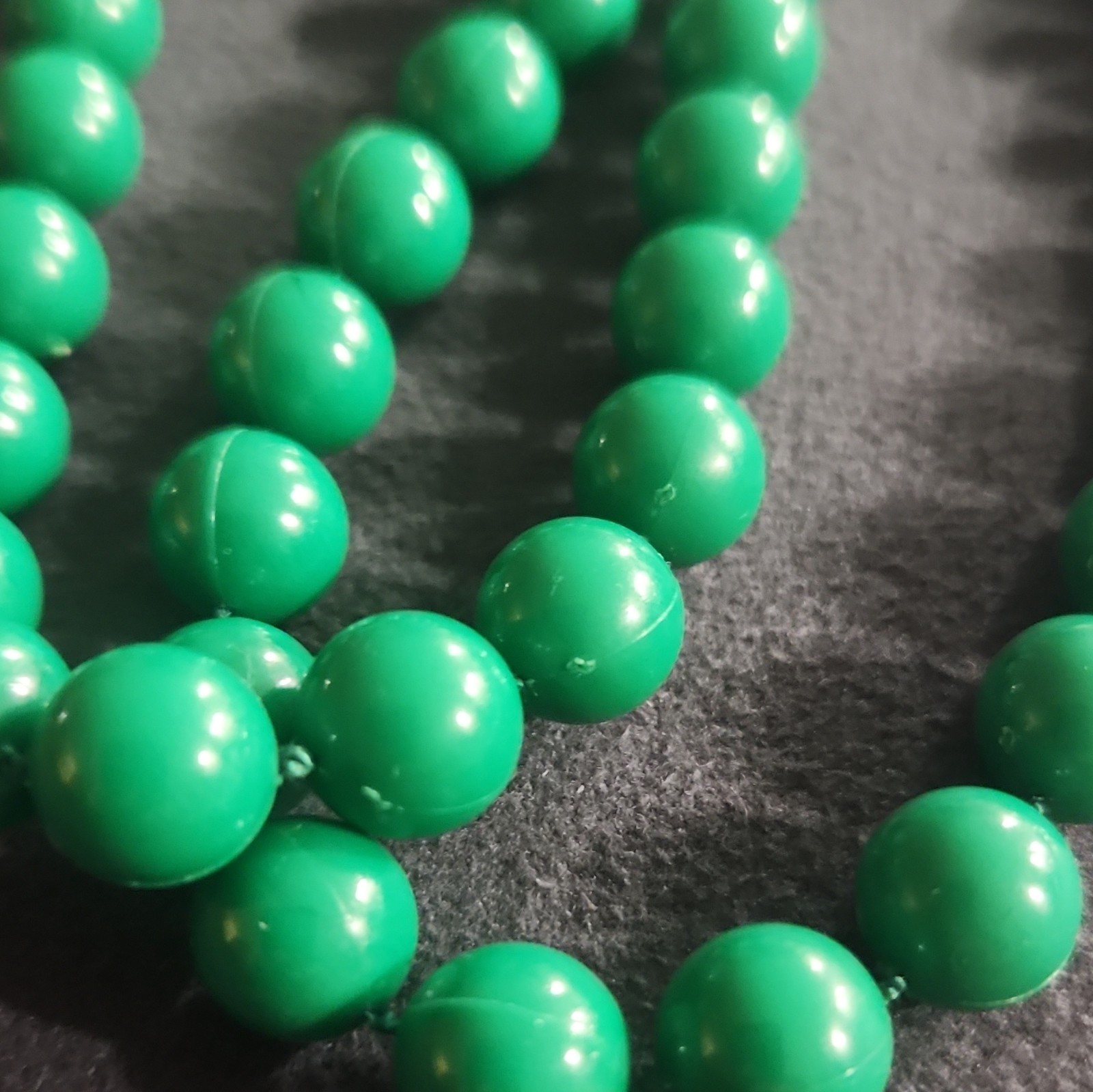 Green Round Plastic Beaded Necklace Ball/Bead Chain No Stone