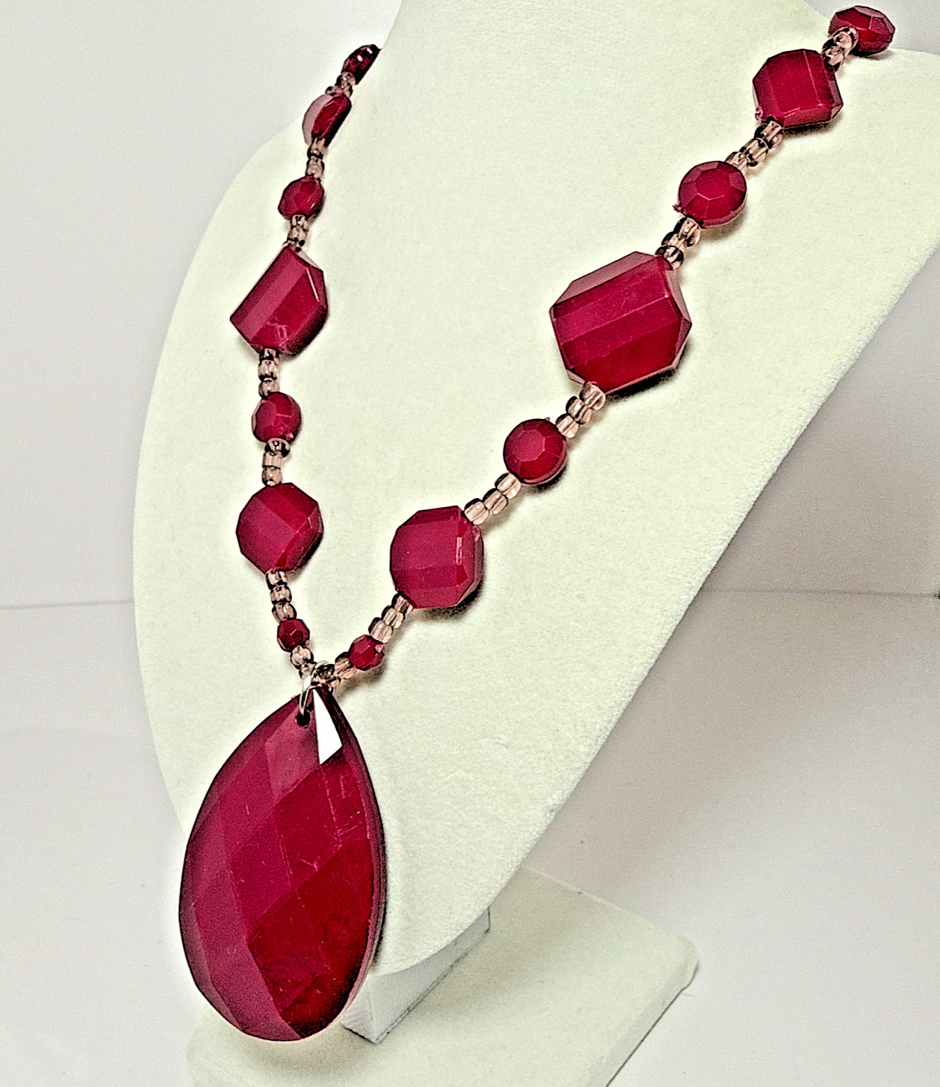 Vintage Magenta Lucite Faceted Bead & Solid Teardrop Pendant Statement Necklace