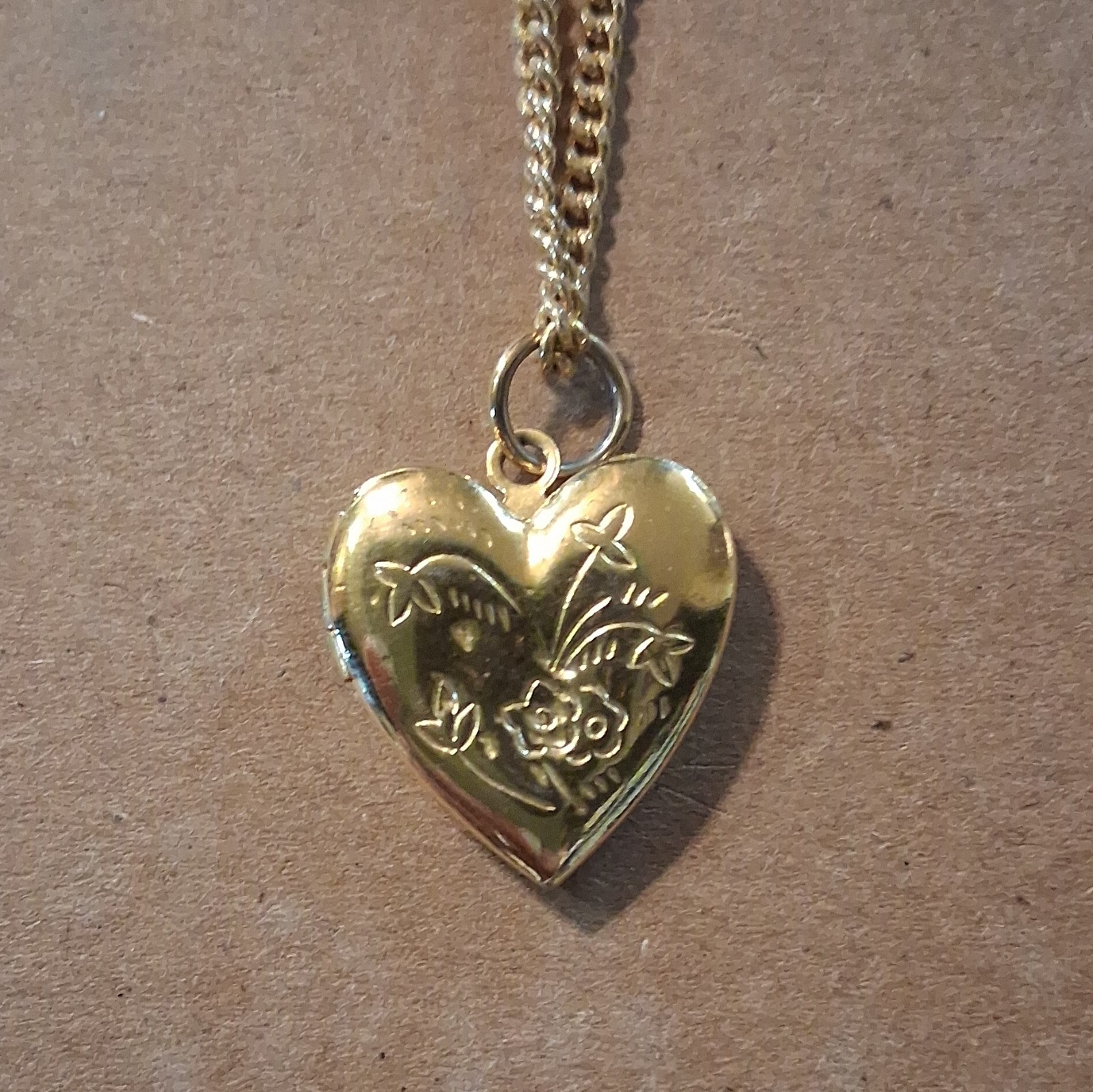 Gold Tone Engraved Floral Heart Locket Pendant Chain Necklace Barrel Clasp