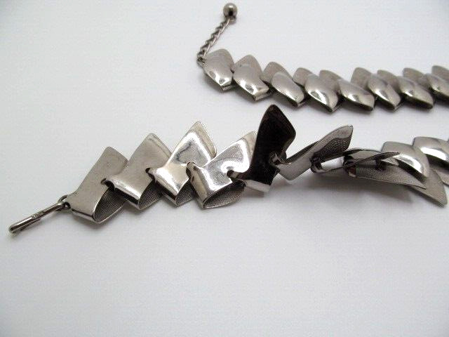 Vintage Napier Silver Tone Shiny & Texture Fold Over Spike Bold Necklace