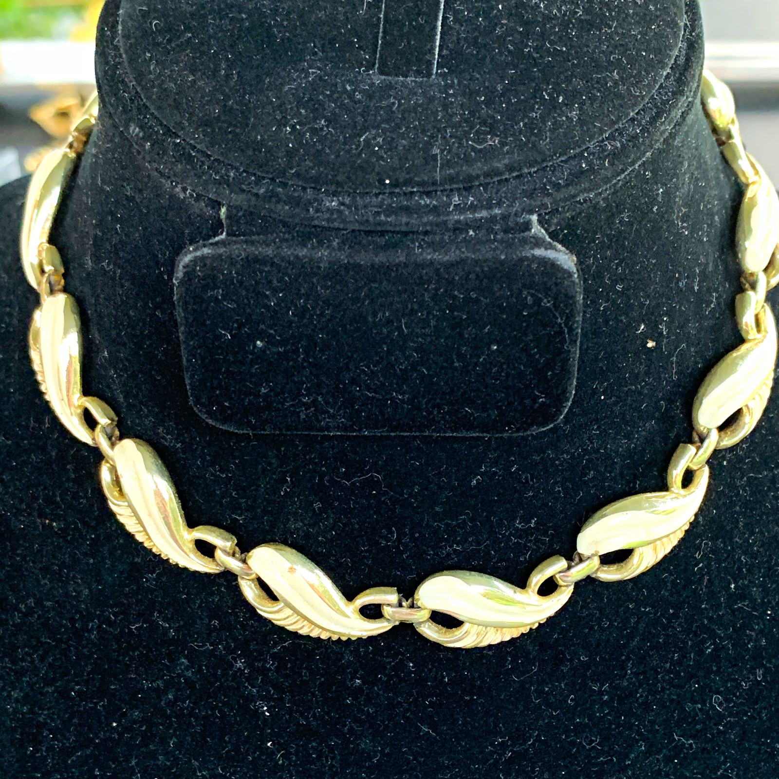 Gold Tone Leaf Link Chain Necklace Metal Hook Closure No Stone