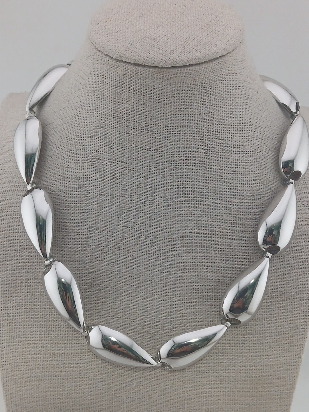 1980s Silver Tone teardrop design panels chocker necklace