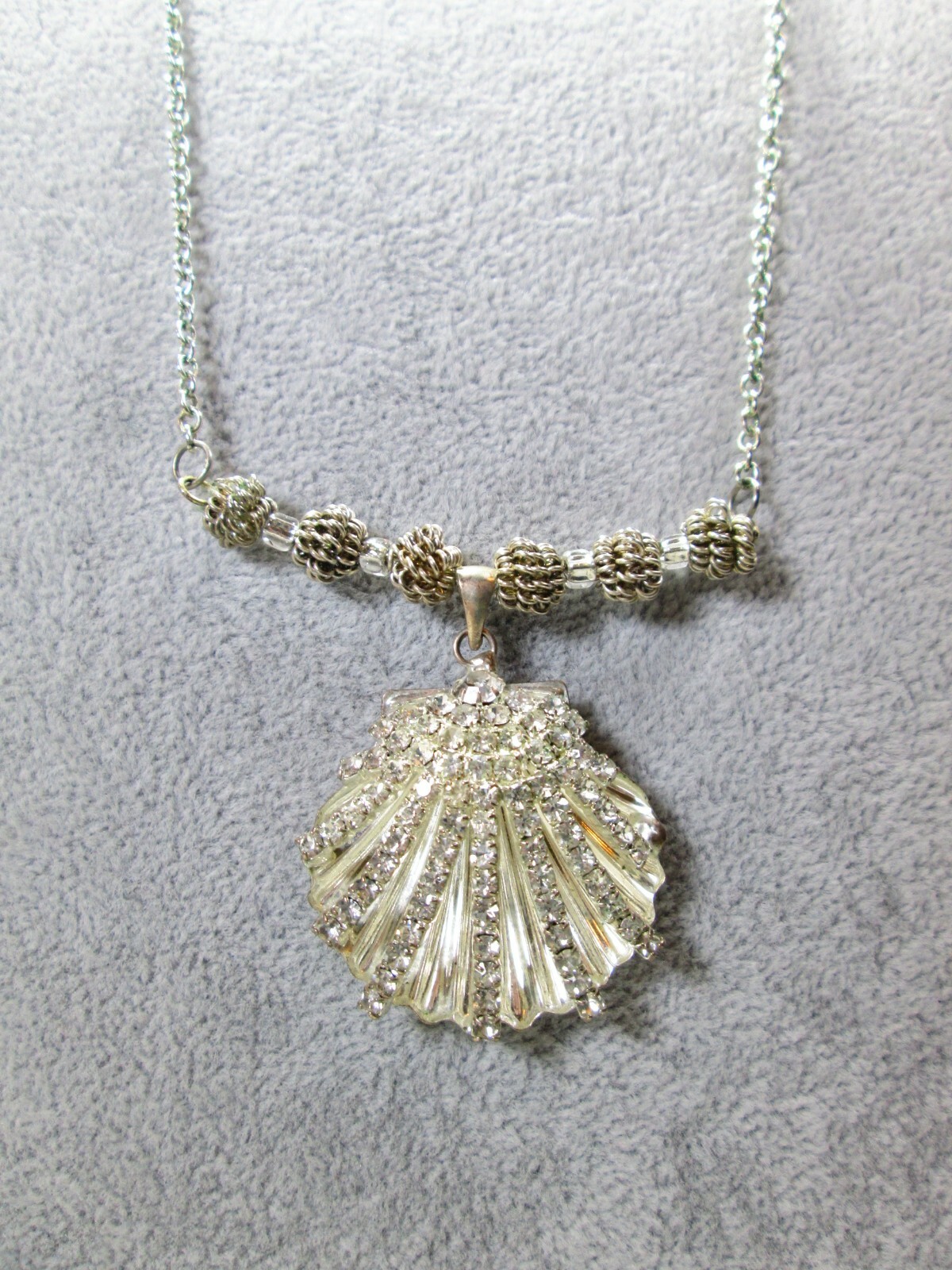 Silver Tone Acrylic Rhinestone Shell Shape Pendant Necklace 24″ No Clasp / S