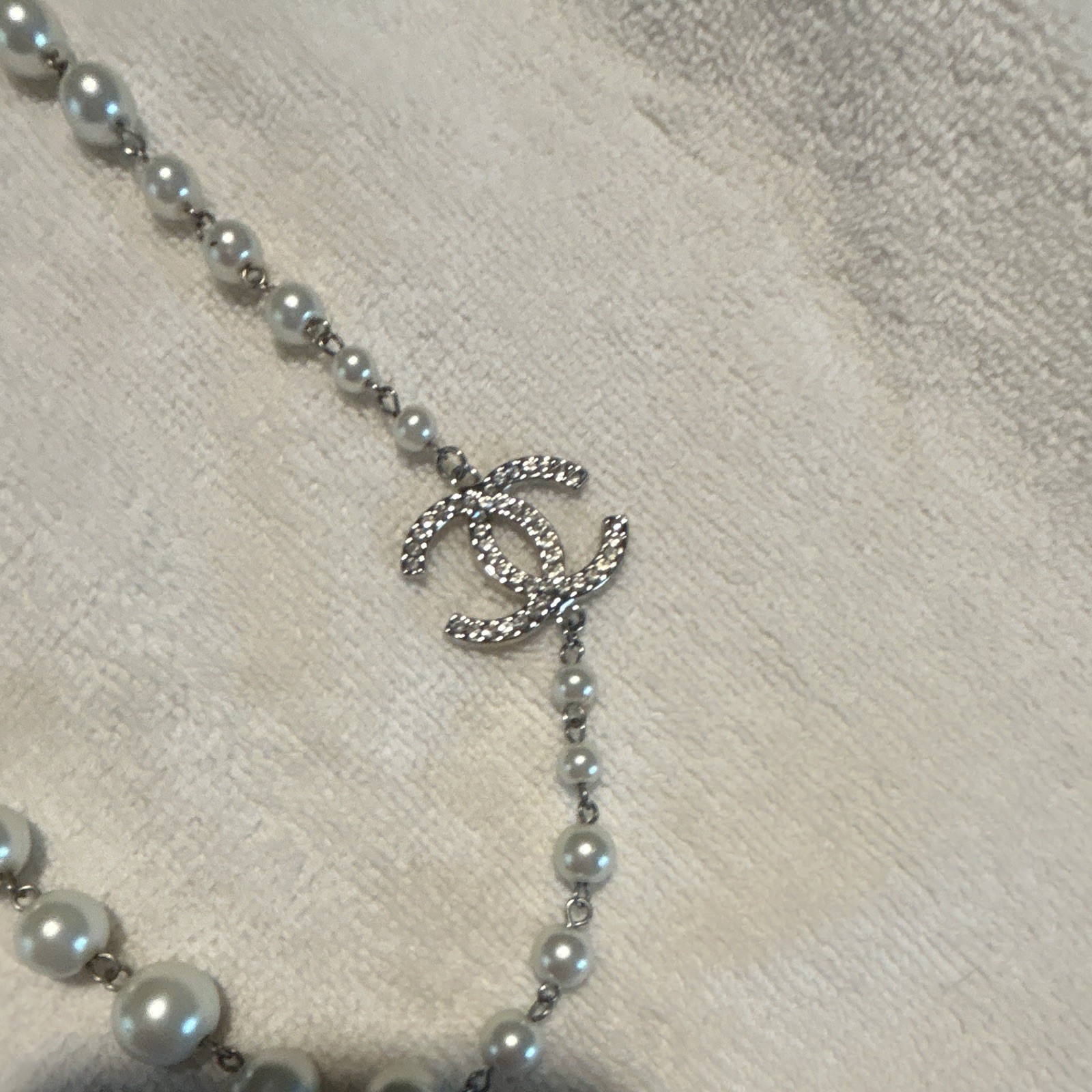 White Round Simulated Pearl Beaded Necklace Silver Plated Charm Toggle Clasp