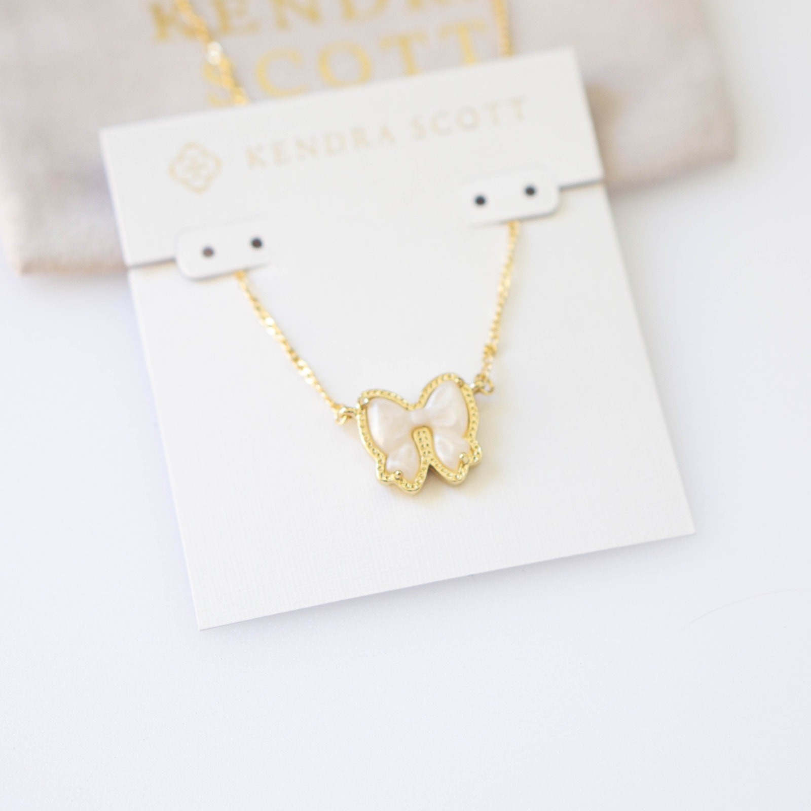 Kendra Scott Haley Bow Gold Short Pendant Necklace Ivory Mother-of-Pearl