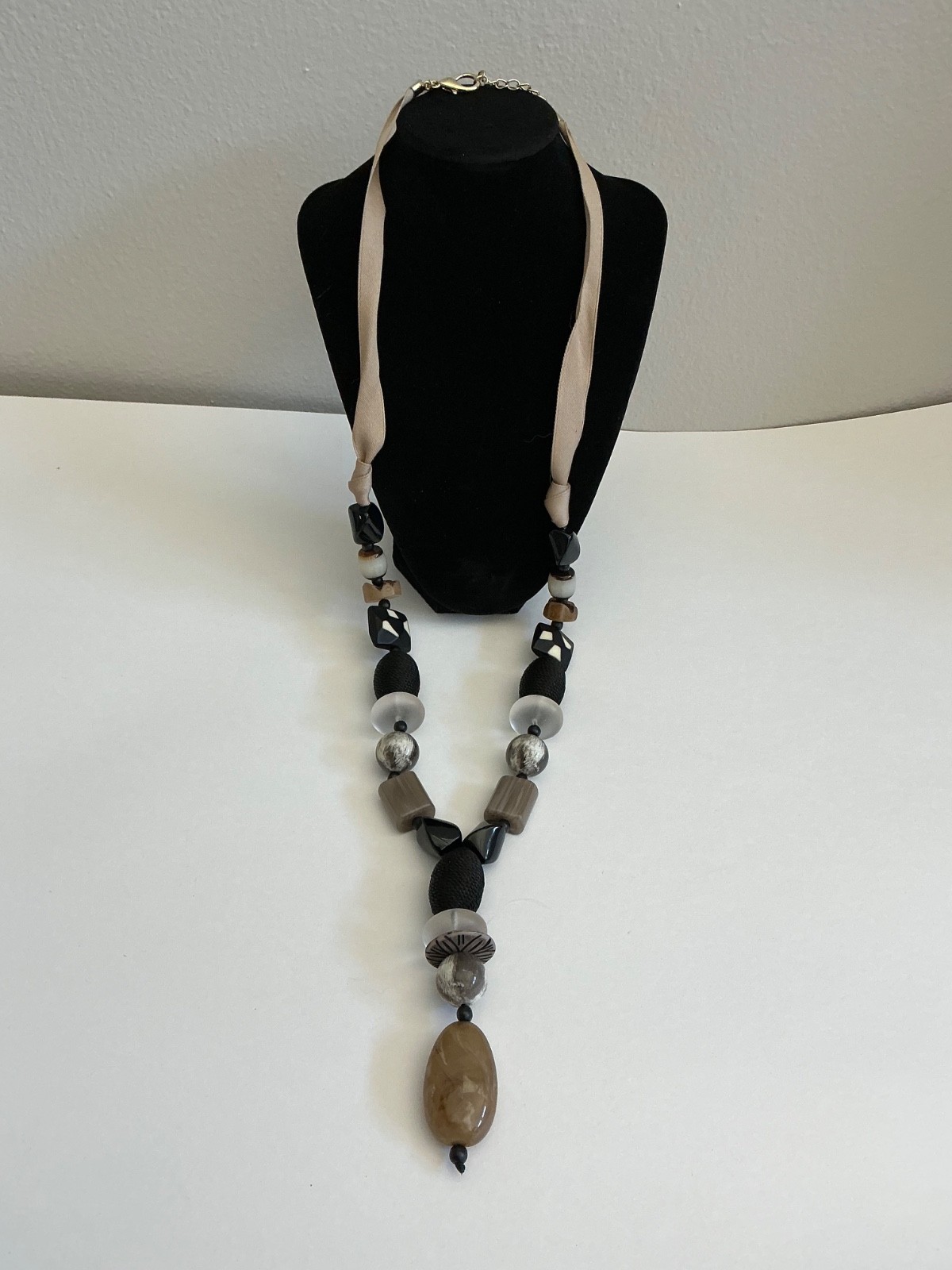 Chicos Zain Long Y Chunky Faux Stone Statement Necklace Beaded Ribbon Tan Black