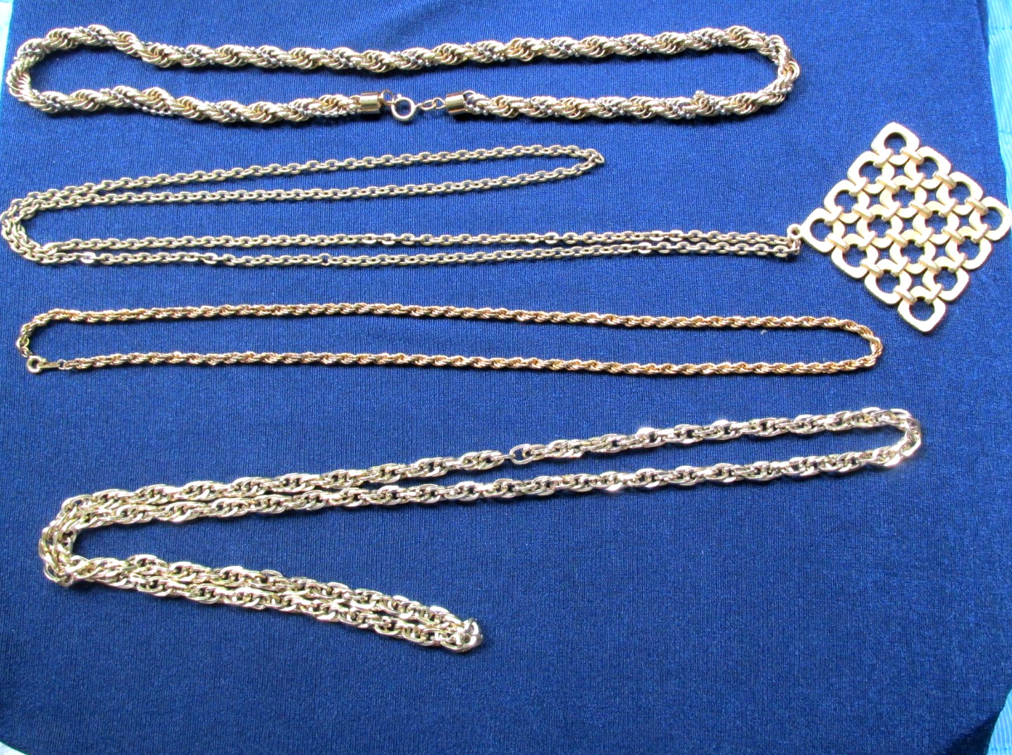 Necklaces – Lot of 4 Vintage gold tone Assorted styles and lengths Statements VG