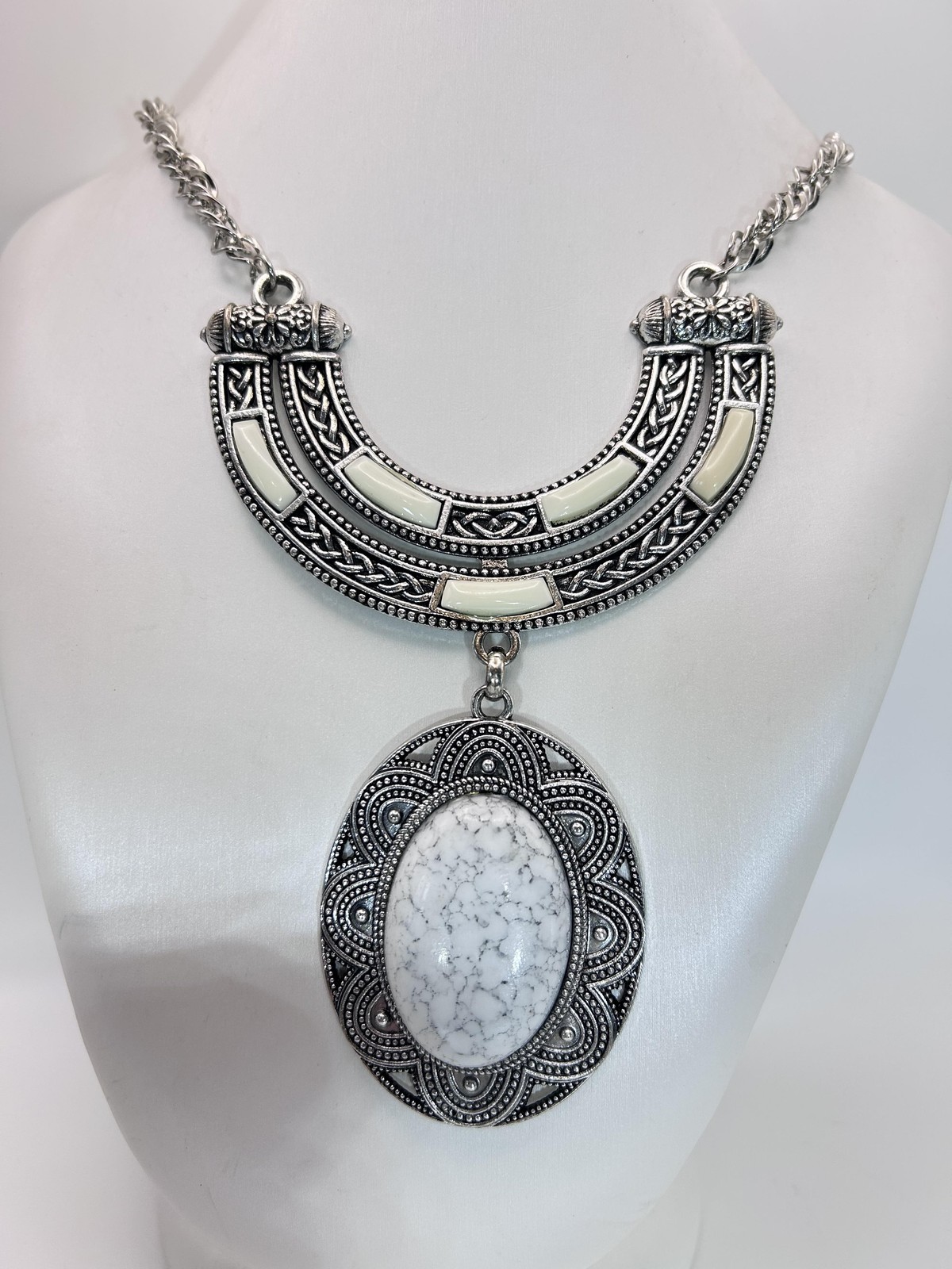Necklace Silver Tone Bib Statement Oval Howlite Pendant Boho Chunky Chain