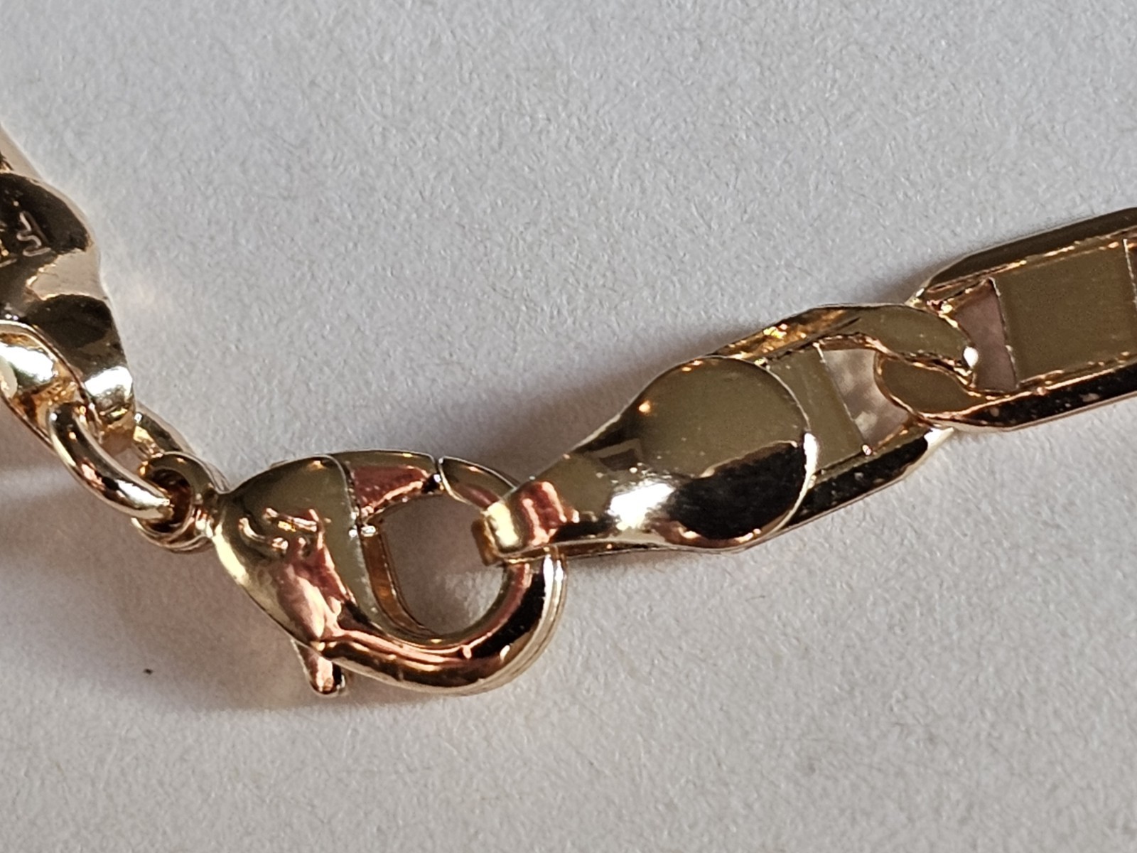Gold Tone Metal Figaro Link Chain Bracelet Lobster Clasp Chain Style